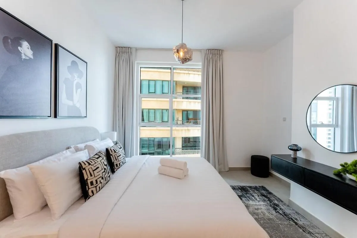 Stunning 1 Bed Apartment In Marina Arcade Dubai